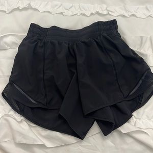 Lululemon Hotty Hot Low-Rise lined short. Size 2